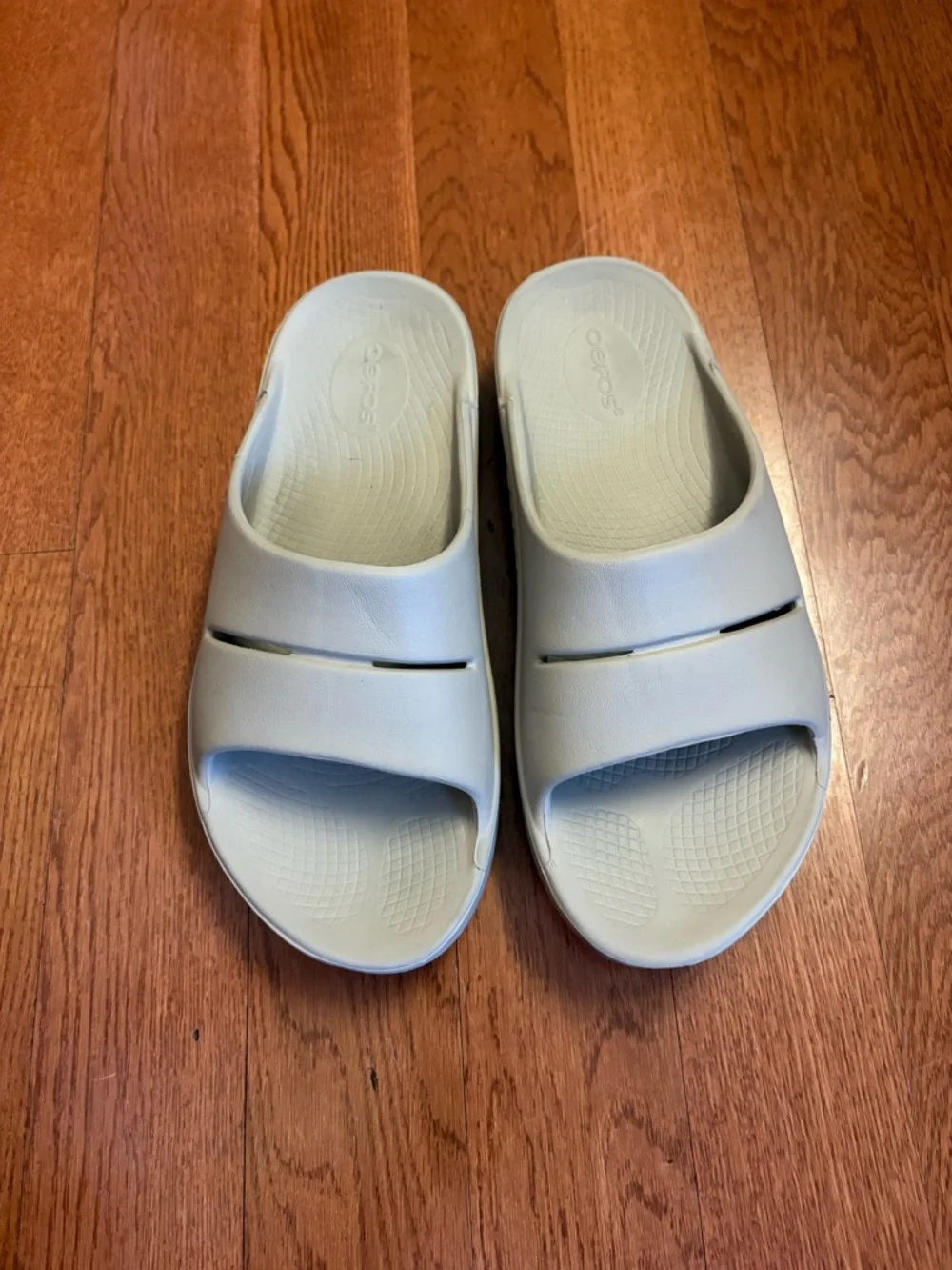 OOFOS Mens Slide Sandals in Light Gray